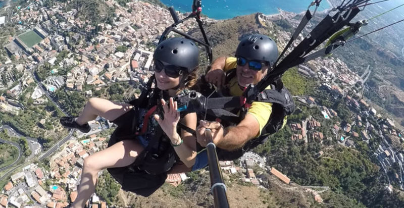 Volo in parapendio su Gallodoro con vista panoramica siciliana