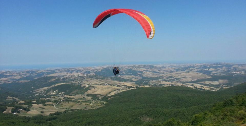 Vista aerea dei paesaggi del Molise durante un volo in parapendio