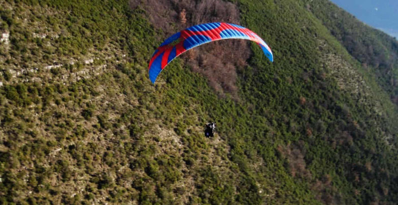 Volo in parapendio da Diecimo con vista sulle colline della Garfagnana