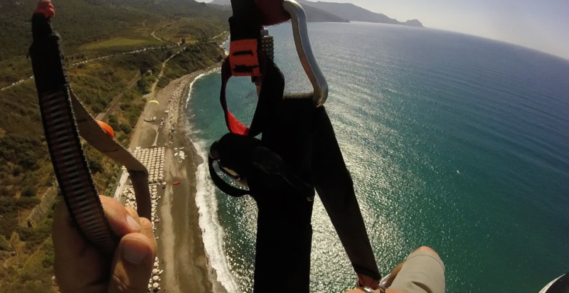 Vista panoramica durante il volo in parapendio a Capo Calavà