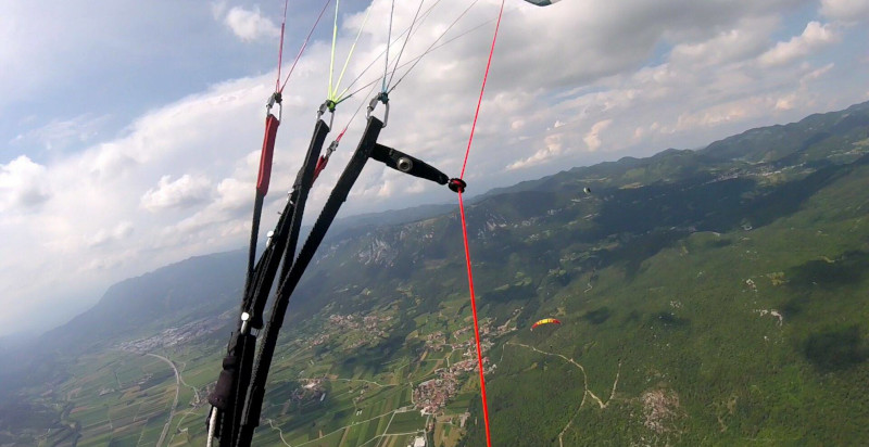 Panorama mozzafiato durante un volo in parapendio a Isernia