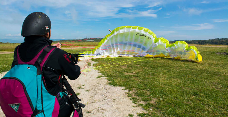 Decollo per un volo in parapendio in Sardegna settentrionale