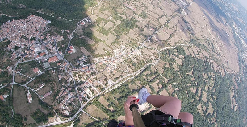Vista aerea di Schiavi d'Abruzzo dal parapendio