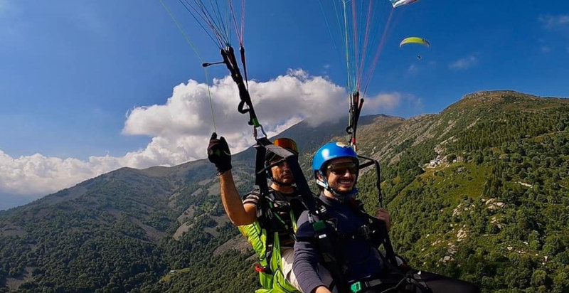 Vista panoramica durante un volo in parapendio vicino a Torino