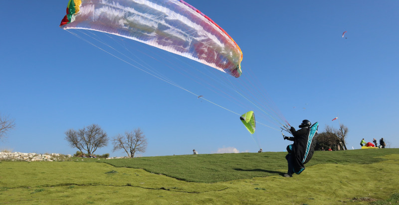 Preparazione decollo in parapendio a Tivoli