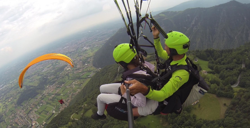 Volo in parapendio da Borso del Grappa con vista sulle montagne venete