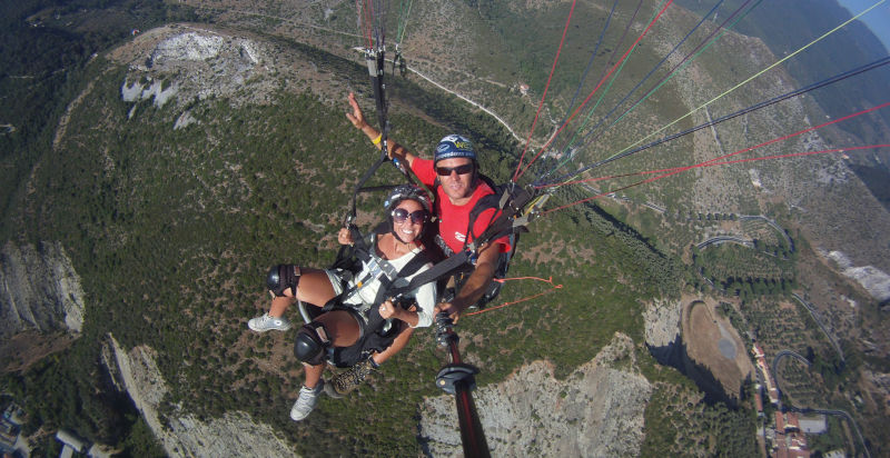 Vista aerea dal parapendio biposto dei paesaggi toscani a San Giuliano Terme