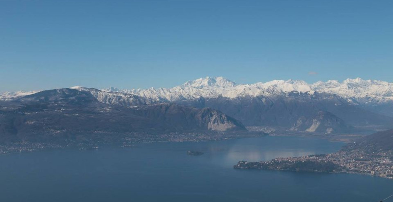 Vista mozzafiato del Lago Maggiore e delle sue dolci pendici da un deltaplano