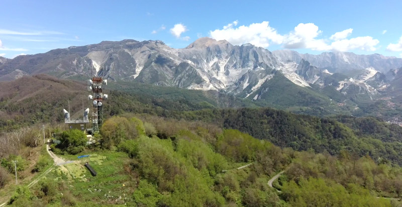 Esperienza di volo in parapendio nel cielo della Toscana, con vista sulle Alpi Apuane