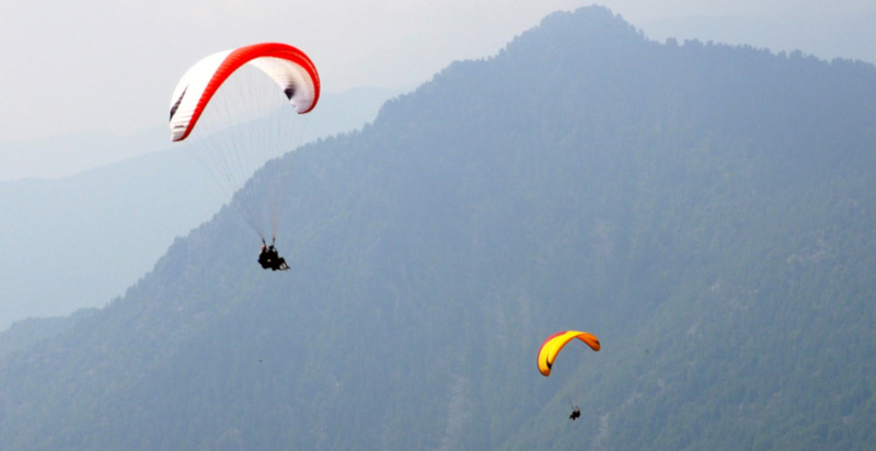 Vista aerea delle Alpi durante un volo in parapendio in Val di Susa