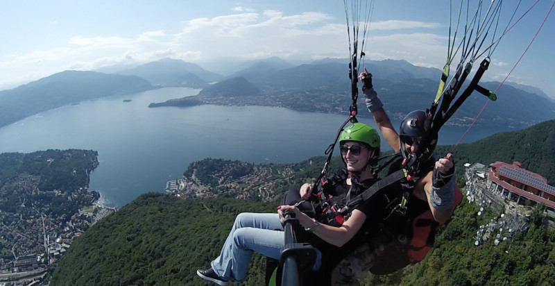 Vista mozzafiato del Lago Maggiore in volo parapendio