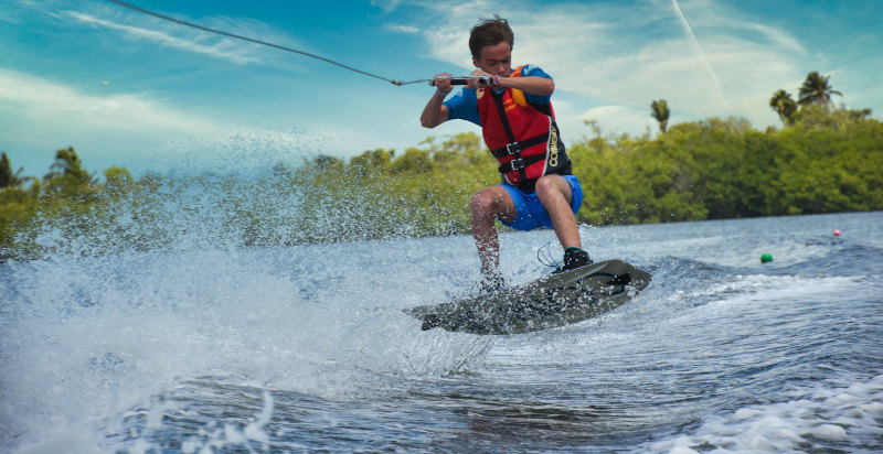 Adrenalina pura con il wakeboard sul lago di Garda