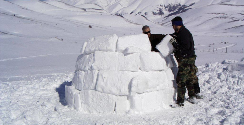 Fasi di costruzione di un igloo a Norcia