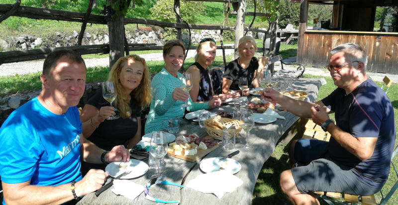 Degustazione di vino in cantina dell’Alto Adige con vini locali di alta qualità