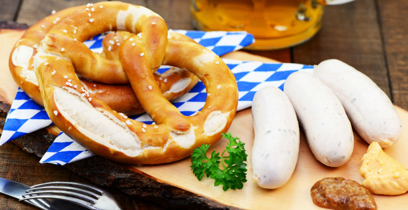 Colazione bavarese tradizionale con salsicce bianche e bretzel