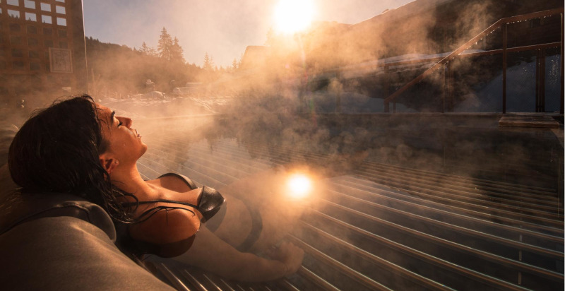 Ragazza si rilassa nella whirpool del Caravan Park Sexten