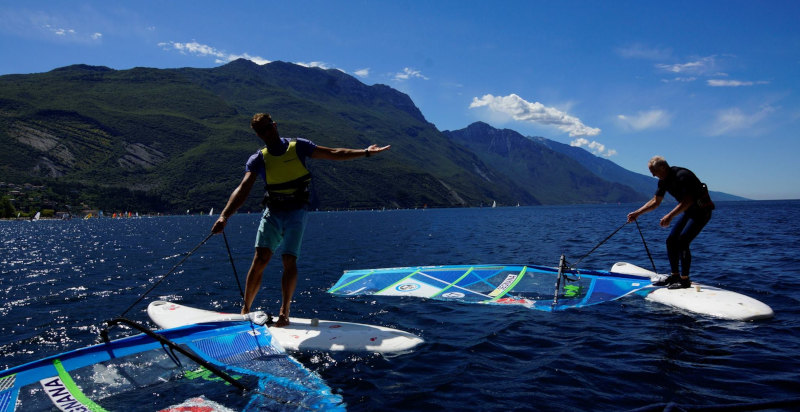 Partecipante alle prime armi durante una prova di windsurf a Riva del Garda