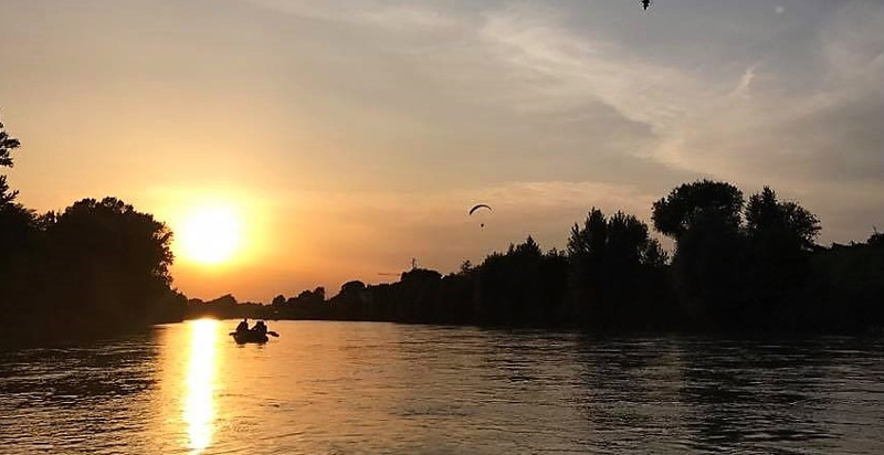 Paesaggio lungo il fiume Adige durante il rafting
