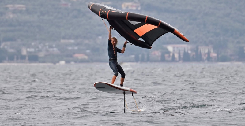 Acrobazie con Wing foil sul Lago di Garda