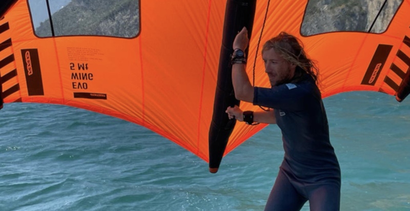Esperienza di wing foil tra le acque del Lago di Garda