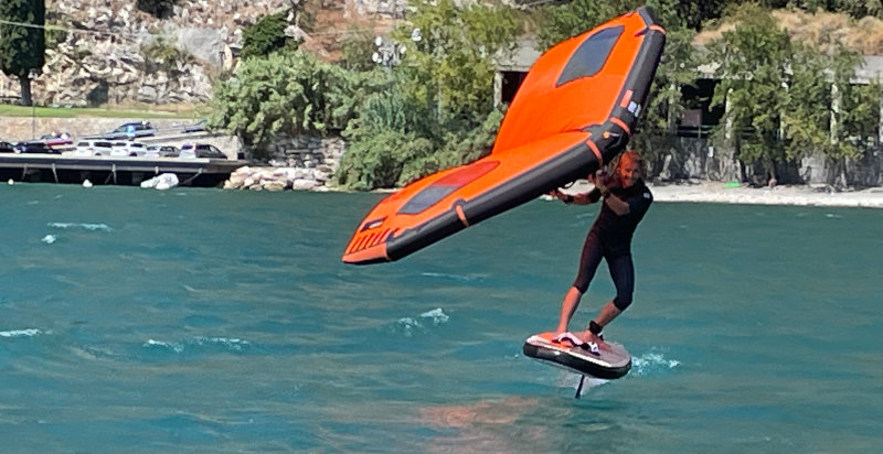 Rider in azione con wing foil sul Lago di Garda