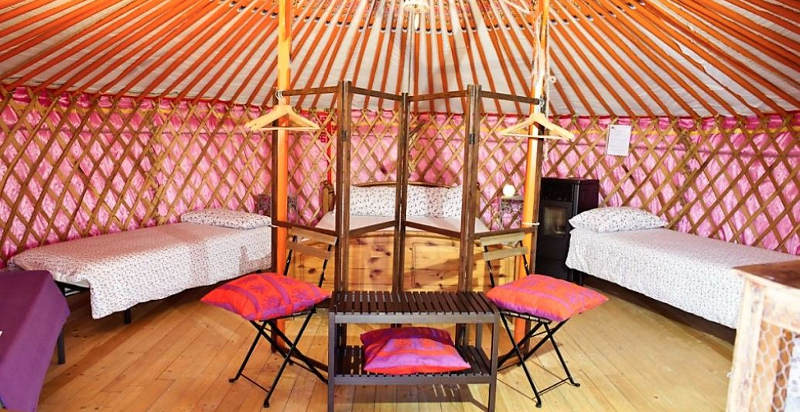 Interni accoglienti di una yurta perfetta per una notte speciale