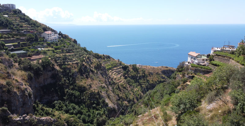 Vista panoramica dal volo zipline a Furore