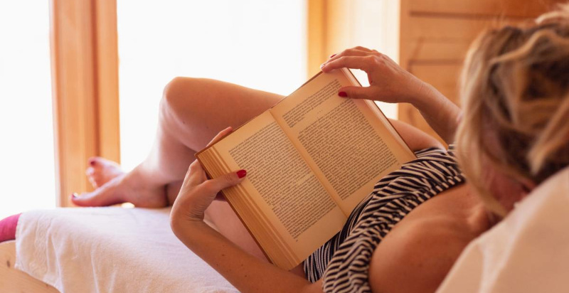 Zona relax del Day Spa a Treinke con vista panoramica sul bosco di Sauris di Sotto